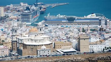 Vue aérienne d'un bateau de croisière dans le port de Cadix