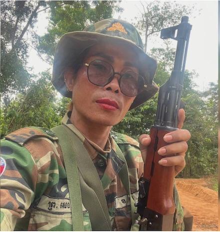 Soldate transgenre cambodgienne
