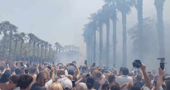 mascleta à aldaia avec public et fumée