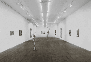 Vue d’une salle d’exposition contemporaine lors de Contemporary Istanbul 2025 à Tersane, avec œuvres et installations d’artistes internationaux