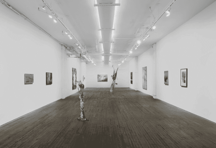 Vue d’une salle d’exposition contemporaine lors de Contemporary Istanbul 2025 à Tersane, avec œuvres et installations d’artistes internationaux