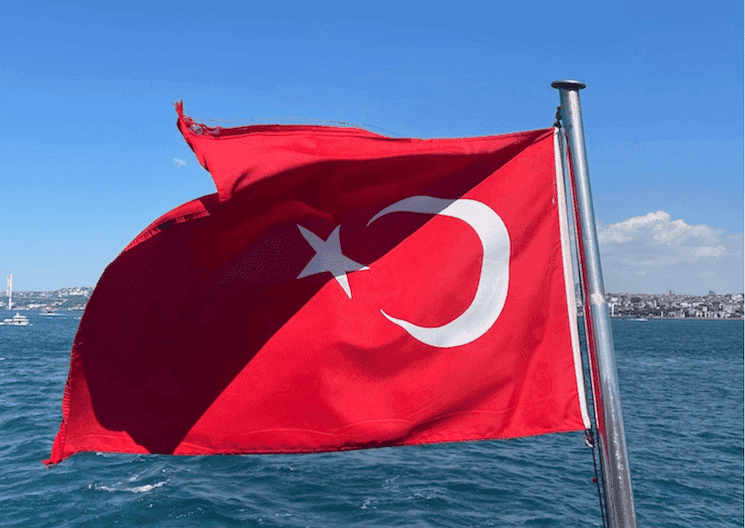 Drapeau turc flottant sur le Bosphore à Istanbul, été 2025.