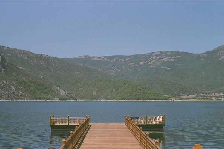 Ponton au bord d'un lac