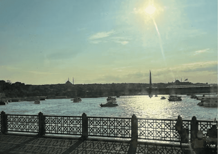 Vue du Bosphore à Istanbul depuis un pont au coucher du soleil