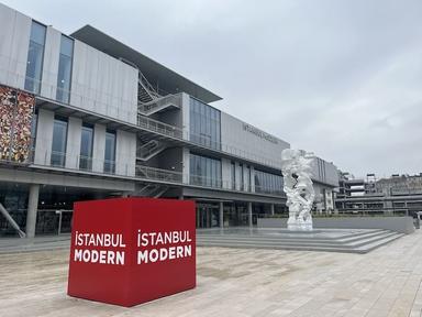 Façade du musée Istanbul Modern avec installation contemporaine, symbole de la rentrée culturelle 2025