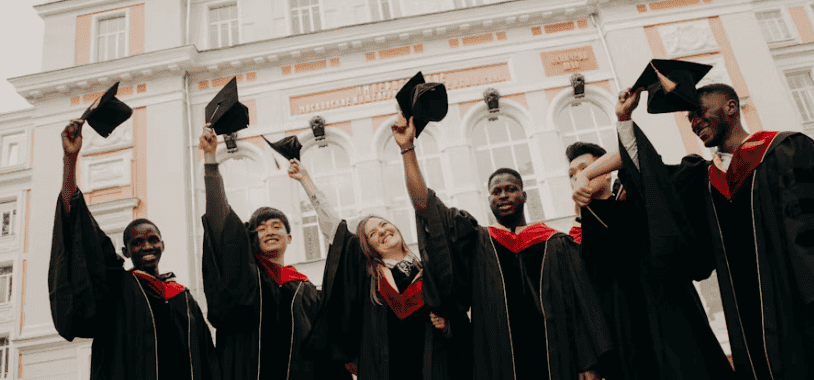 photo d'étudiants diplômés