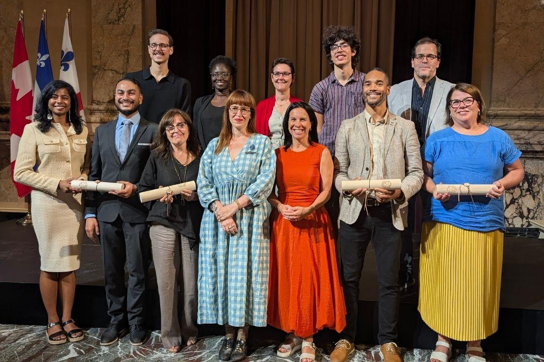 Les lauréats entourent la mairesse et la présidente du jury. Le jury se trouve au dessus