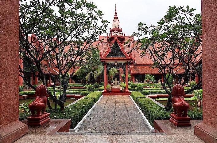 800px-National_Museum_of_Cambodia_courtyard
