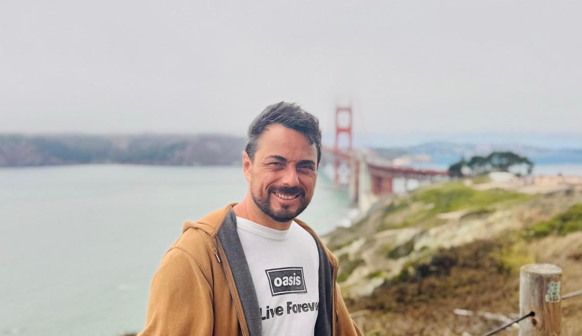Andrea Clerissi devant le Golden Gate Bridge à an Francisco