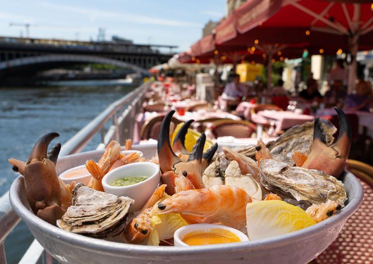 Plateau de fruit de mer devant la spree