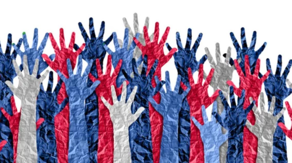 Mains bleu blanc rouge tendues vers le ciel