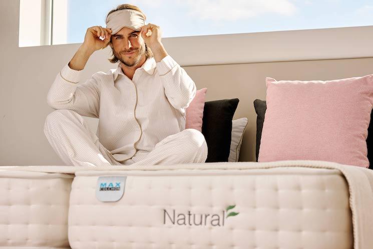 A men on a maxcolchon mattress who is ready to go to sleep