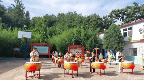Performance de tambour par les femmes de Zhoushan