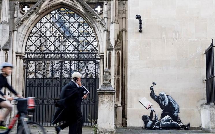 Une découverte sur la façade de la Royal Court of Justice: La nouvelle œuvre de Banksy en faveur de la cause palestinienne.