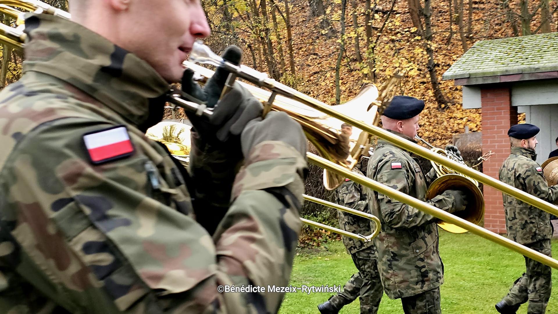 Photo de soldats polonais jouant en fanfare