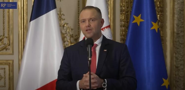 Photo du président Nawrocki lors de sa conférence de presse à l'ambassade de Pologne en France