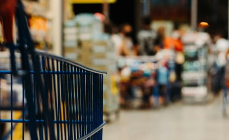 chariot de courses dans un supermarché