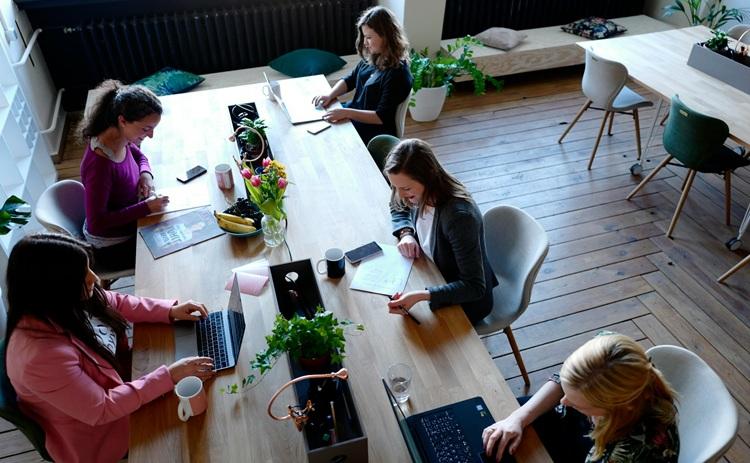 cinq femmes travaillent sur un bureau