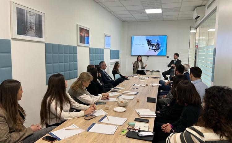 des personnes en salle de réunion