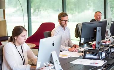 des personnes travaillent devant leur écran d'ordinateur