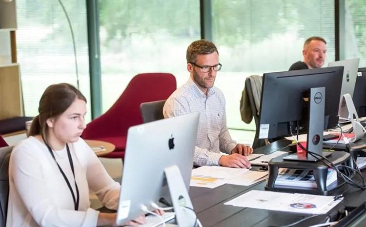 des personnes travaillent devant leur écran d'ordinateur