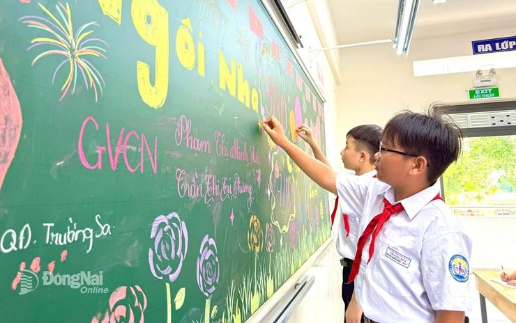 Les élèves du lycée de Trang Dai décorent leur salle de classe en prévision de la cérémonie d’ouverture de l’année scolaire 2025-2026.