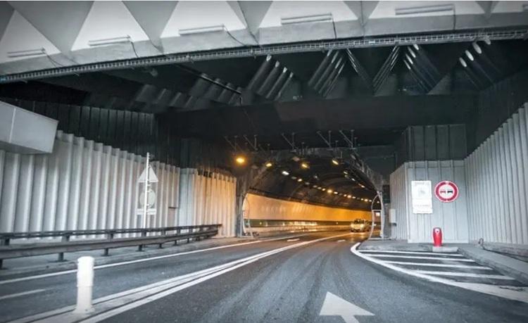 entrée d'un tunnel routier