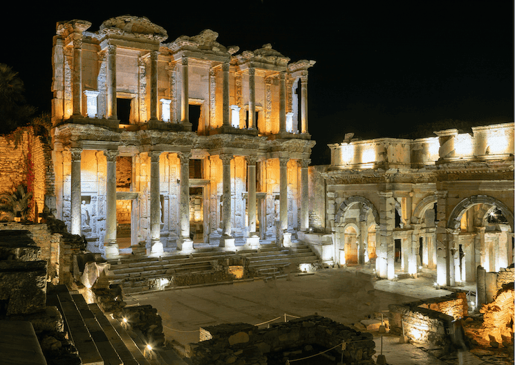 Façade illuminée de la bibliothèque de Celsus à Éphèse, ouverte aux visites nocturnes dans le cadre du programme Night Museums Turquie 2025