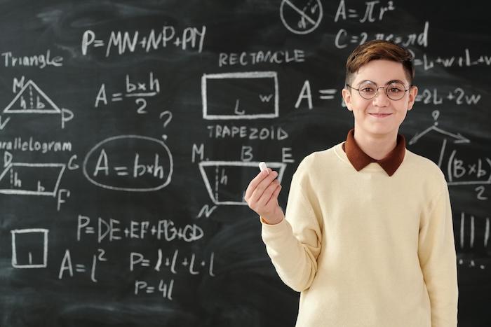 jeune espagnol surdoué devant un tableau avec des equations