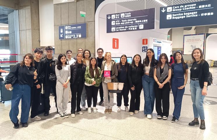 Groupe d’étudiants turcs accueillis à l’aéroport en France avec Le Français Chez Nous