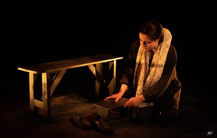 femme sur scène de théâtre