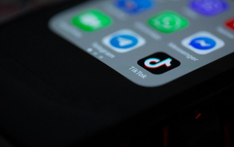 logo tik tok sur un smartphone