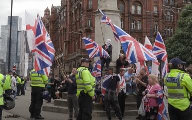 Depuis le début de l’été 2025, les manifestations anti-migrants font rage dans l’ensemble du Royaume-Uni.