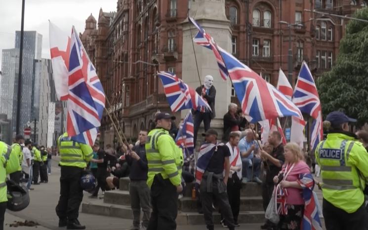 Depuis le début de l’été 2025, les manifestations anti-migrants font rage dans l’ensemble du Royaume-Uni.