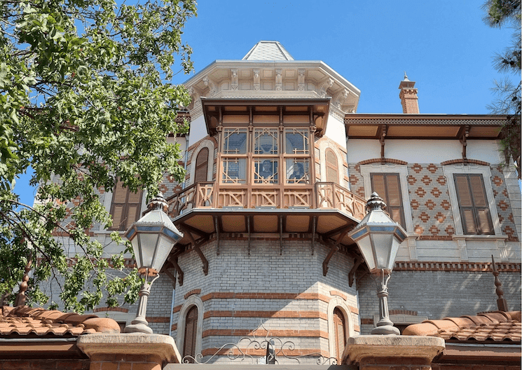 Façade du manoir Ayşe Mayda à Göztepe, Izmir, restauré et transformé en musée Arkas Sanat Göztepe