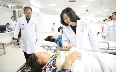 ministre sante dao hong lan en visite de patients a l'hopital