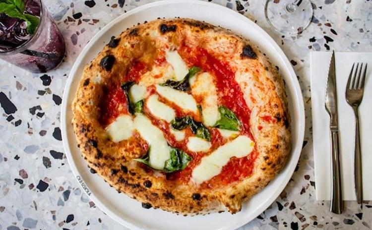 pizza dans une assiette