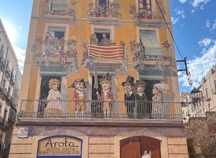 façade coloré d'un batiment en catalogne avec le drapeau catalan