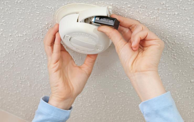 Remplacement pile détecteur de fumée : obligations du locataire et du propriétaire