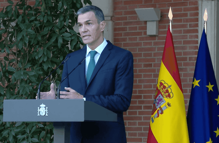 sanchez en train de s'exprimer sur gaza depuis la Moncloa