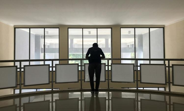 silhouette d'un homme de dos