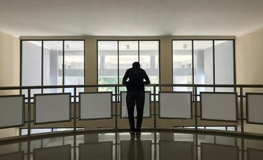 silhouette d'un homme de dos