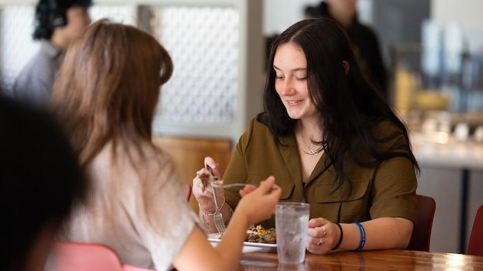 femmes en train de manger dans une cantine sodexo en espagne