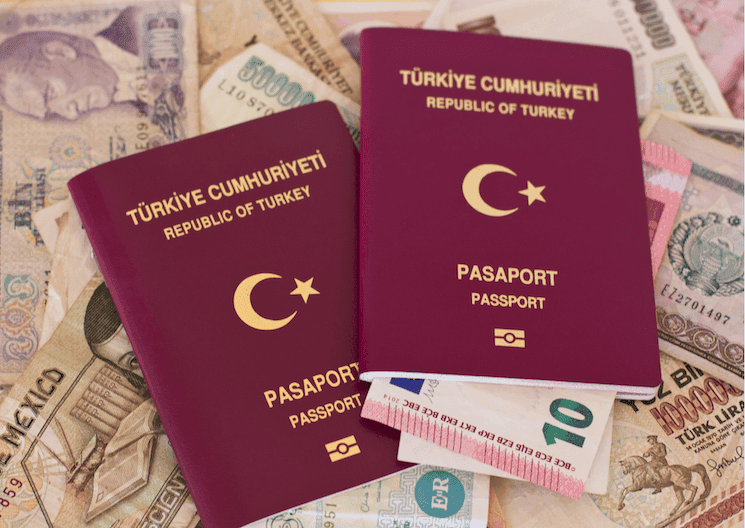 Passeports turcs et billets illustrant la taxe de sortie du territoire fixée à 1.000 TL en 2025
