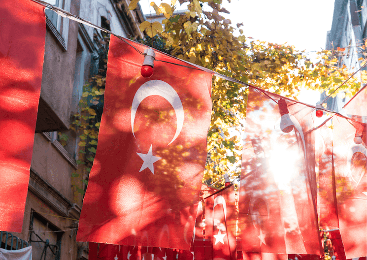 Drapeaux turcs suspendus dans une rue d’Istanbul à l’occasion de la fête de la République