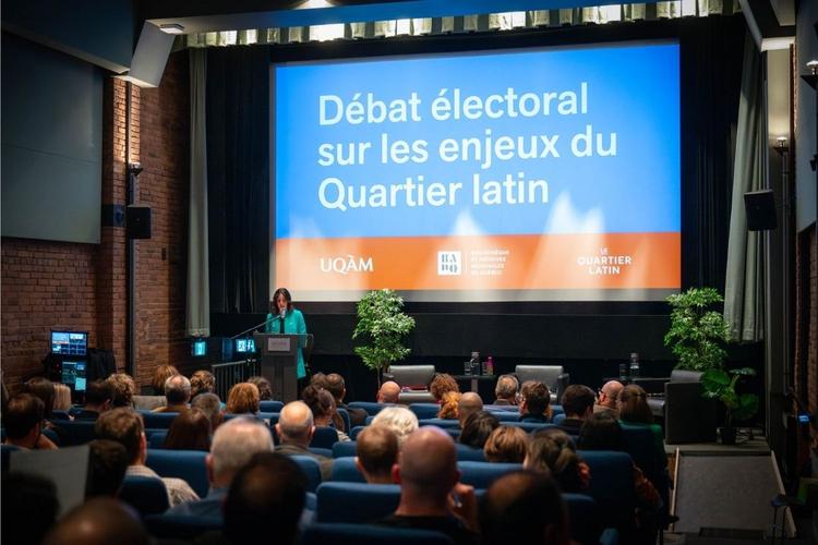 La salle du débat, au pupitre, Priscilla Ananian