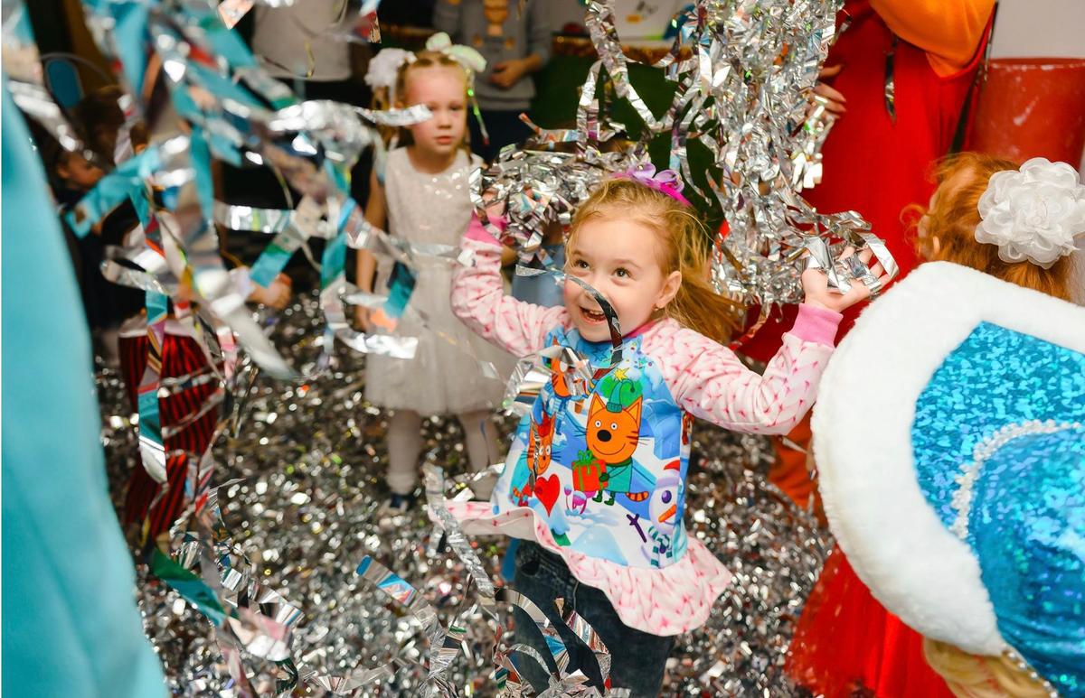 Une petite fille célébrant son anniversaire