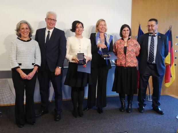 V.l.n.r: Sylvaine Mody (Vizepräsidentin der VDFG), Oliver Nass (Vorsitzender des VDFG-Kuratoriums und der Ernst-Leitz-Stiftung), Cécile Boutelet und Michaela Wiegel, Hélène Kohl (ihren Podcast „Le Podkast“ fördern die Preisträgerinnen), Jean-Michel Prats (Präsident der FAFA pour l’Europe)