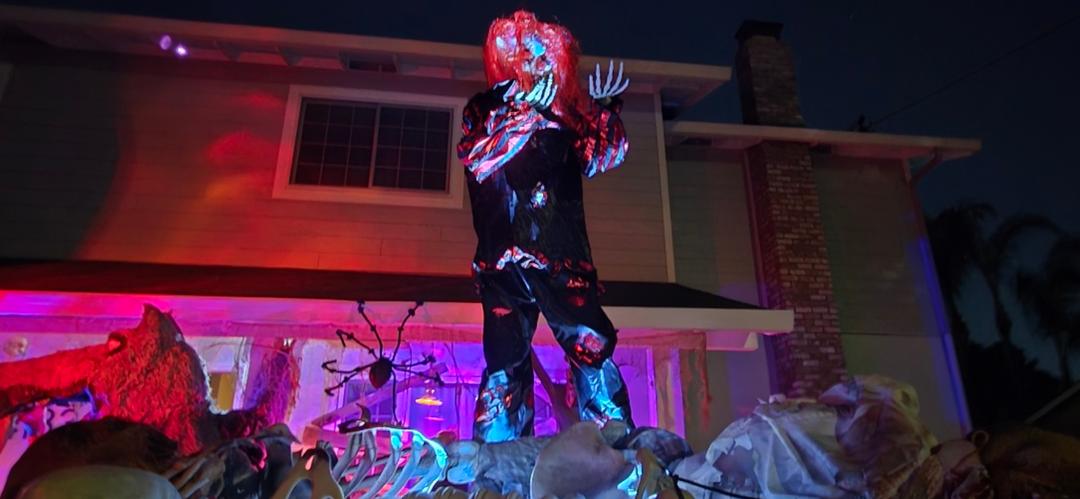La maison d'un couple de Français à San Jose décoré pour Halloween
