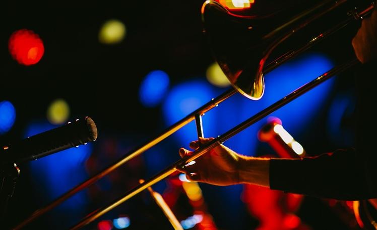 Un musicien joue du trombonne